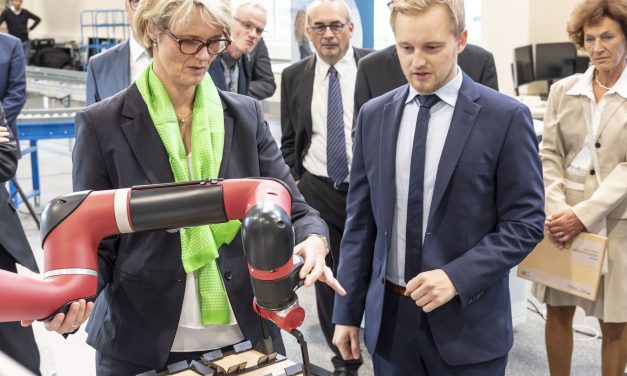 Ministerin eröffnet Versuchshallen